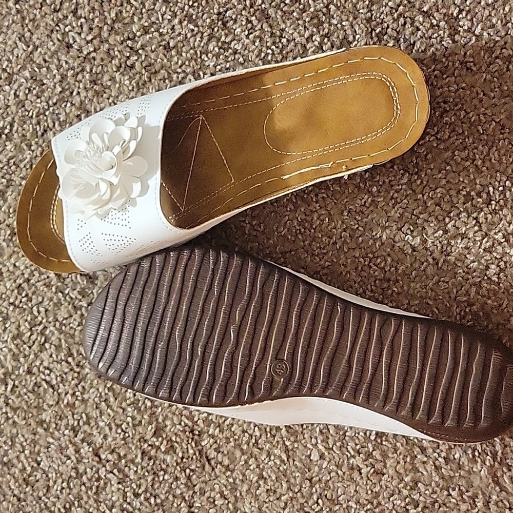 Adorable Ladies White Slip-On Sandals Sz10 - Picture 2 of 4